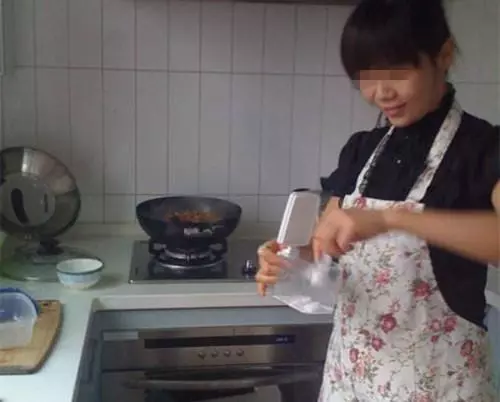 接女兒放假,媽媽怕女兒被嘲笑說自己是保姆,女兒的做法讓人動容