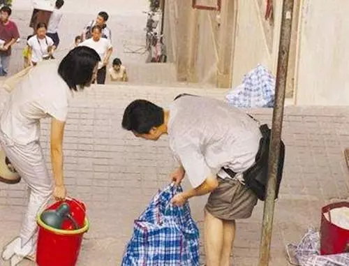 接女兒放假,媽媽怕女兒被嘲笑說自己是保姆,女兒的做法讓人動容