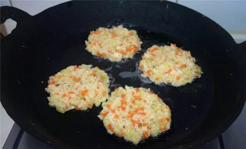 剩米飯別再炒了! 教你做【雞蛋米飯煎餅】❤ 這樣做比炒飯好吃一萬倍~