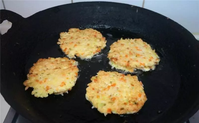 剩米飯別再炒了! 教你做【雞蛋米飯煎餅】❤ 這樣做比炒飯好吃一萬倍~