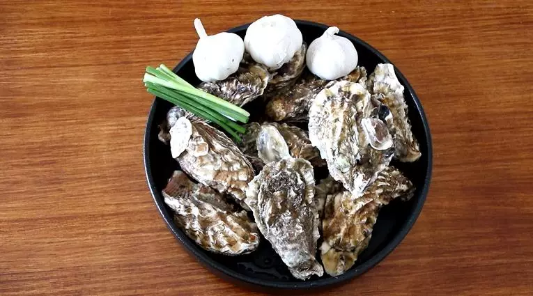 教你生蚝的家常做法,配上蒜蓉蒸著吃,味道好,做法簡單