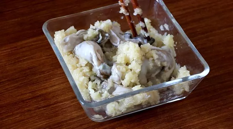 教你生蚝的家常做法,配上蒜蓉蒸著吃,味道好,做法簡單