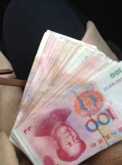 生女兒在婆家坐月子,小姑子丟1萬要搜我包,婆婆給小姑子一耳光