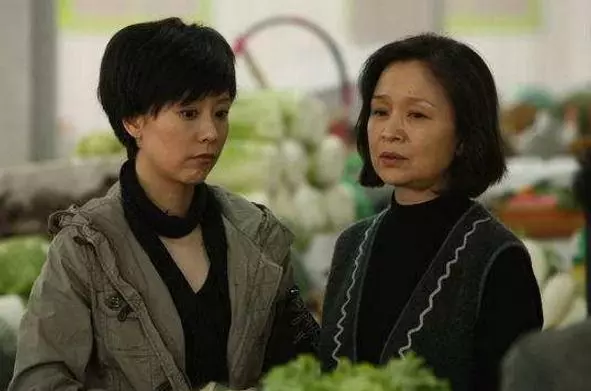 生女兒在婆家坐月子,小姑子丟1萬要搜我包,婆婆給小姑子一耳光
