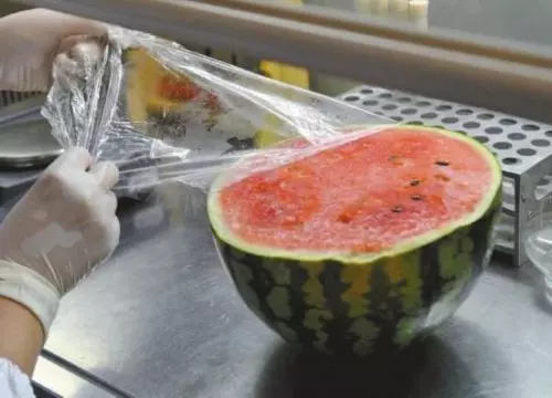【西瓜不可以亂吃!?】告訴你Watermelon的『6大食用禁忌』!用保鮮膜竟然會造成…
