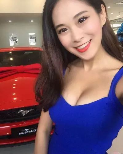 【榴槤配美人!】大馬車模正妹Collins Tin『請大家吃Durian』!魔鬼身材讓網友暴動啦!