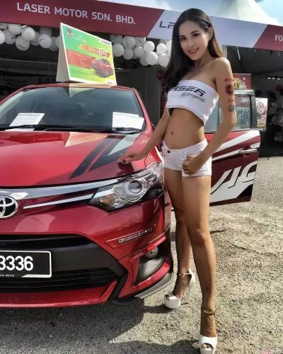 【榴槤配美人!】大馬車模正妹Collins Tin『請大家吃Durian』!魔鬼身材讓網友暴動啦!