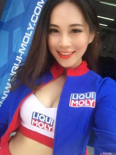 【榴槤配美人!】大馬車模正妹Collins Tin『請大家吃Durian』!魔鬼身材讓網友暴動啦!