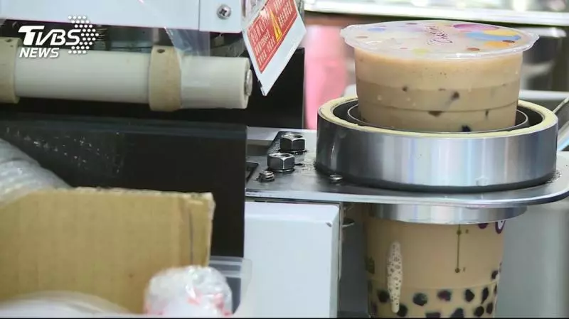 手搖茶飲之光!羅浮宮也喝得到台灣珍奶