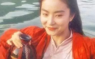63歲林青霞罕見帶小女兒購物,17歲的小女兒像極了她,購物全程諮詢母親意見!