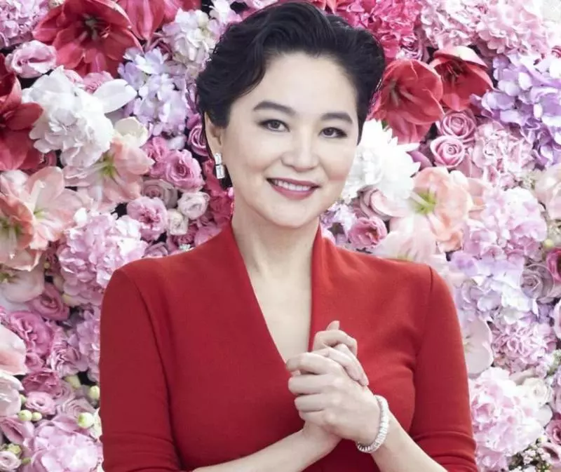 63歲林青霞罕見帶小女兒購物,17歲的小女兒像極了她,購物全程諮詢母親意見!