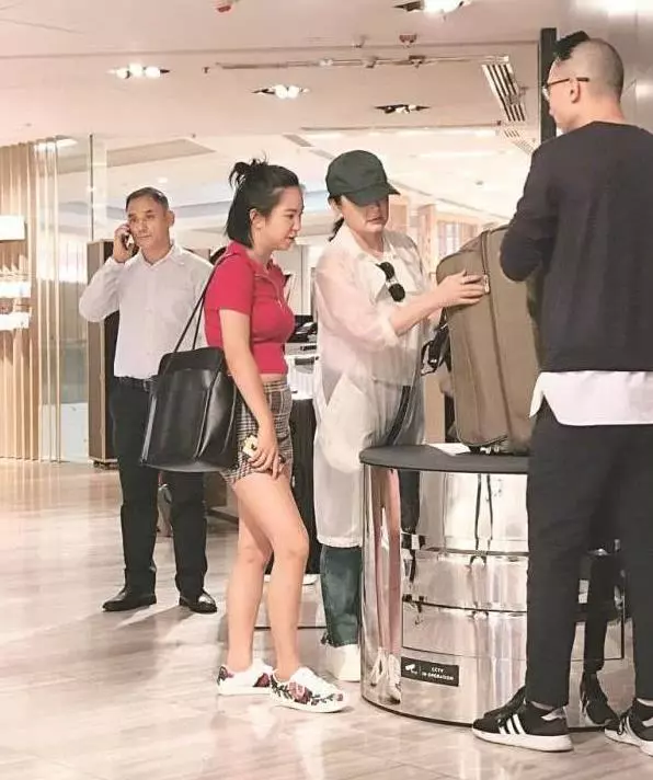 63歲林青霞罕見帶小女兒購物,17歲的小女兒像極了她,購物全程諮詢母親意見!