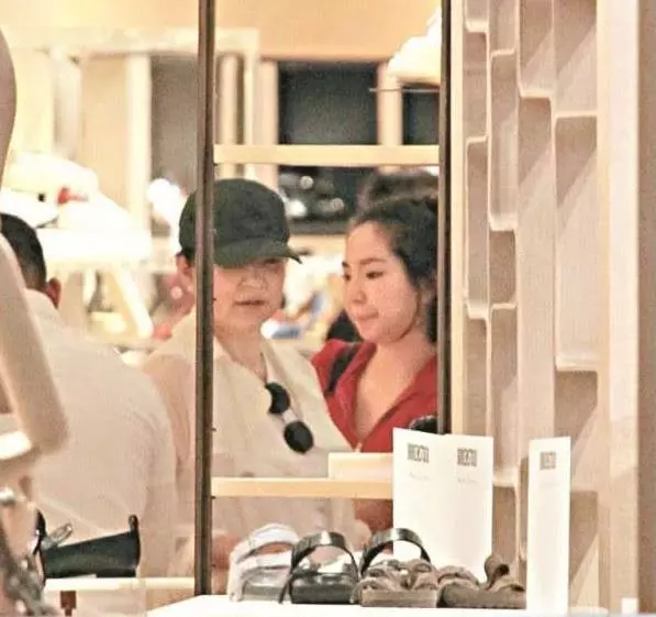 63歲林青霞罕見帶小女兒購物,17歲的小女兒像極了她,購物全程諮詢母親意見!