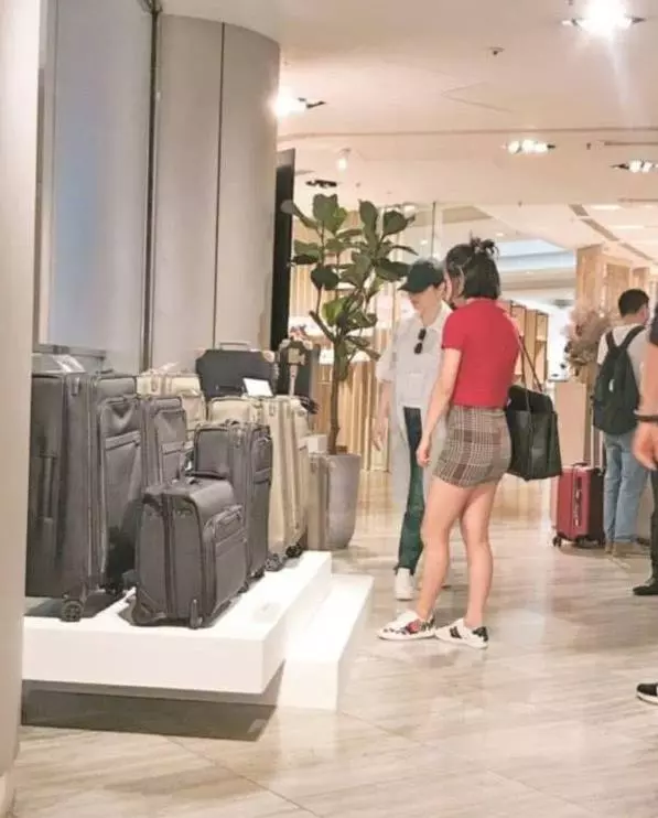63歲林青霞罕見帶小女兒購物,17歲的小女兒像極了她,購物全程諮詢母親意見!