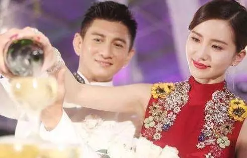 吳奇隆近日高調宣布: 老婆已懷孕四個月, 實力打臉前妻!