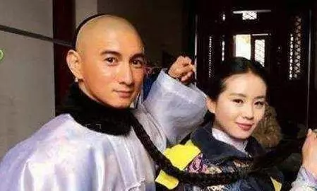 吳奇隆近日高調宣布: 老婆已懷孕四個月, 實力打臉前妻!