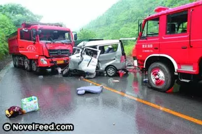 老人「故意穿著破爛」前往兒子家被趕走,後遇車禍把「一半遺產」都給了好心人…