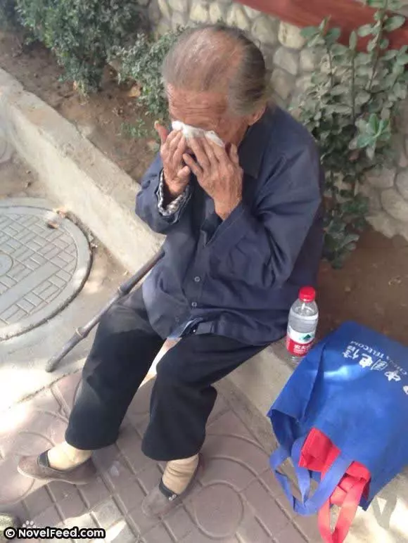 老人「故意穿著破爛」前往兒子家被趕走,後遇車禍把「一半遺產」都給了好心人…