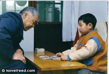 老人「故意穿著破爛」前往兒子家被趕走,後遇車禍把「一半遺產」都給了好心人…