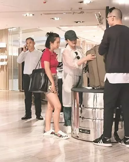 林青霞帶女兒逛街,網友:母親和女兒簡直分不清啊!
