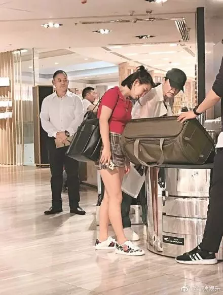 林青霞帶女兒逛街,網友:母親和女兒簡直分不清啊!