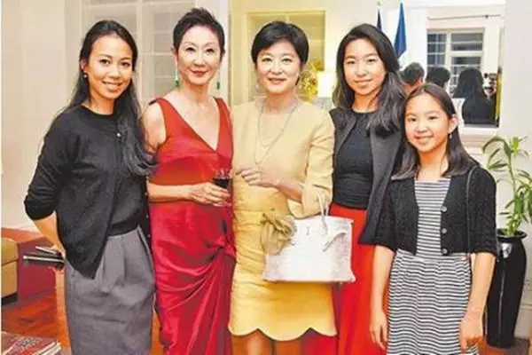 林青霞帶女兒逛街,網友:母親和女兒簡直分不清啊!