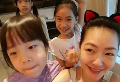 林青霞帶女兒逛街,網友:母親和女兒簡直分不清啊!