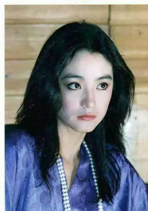 63歲的林青霞「與28歲女兒同台」,網友一看瞬間懂了....美與年齡無關!