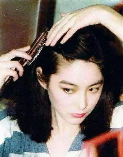 63歲的林青霞「與28歲女兒同台」,網友一看瞬間懂了....美與年齡無關!