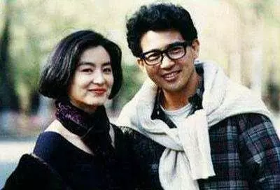 63歲的林青霞「與28歲女兒同台」,網友一看瞬間懂了....美與年齡無關!