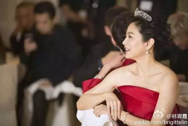 63歲的林青霞「與28歲女兒同台」,網友一看瞬間懂了....美與年齡無關!