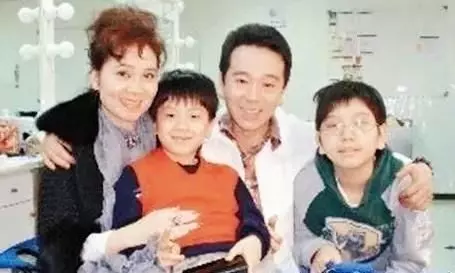 隱藏18年,58歲張晨光妻子大曝光,漂亮超有氣質,網友:嫁對人了!