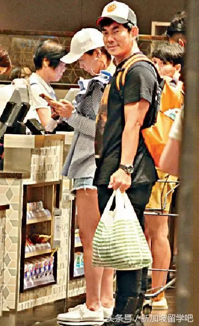 任賢齊夫婦甜蜜逛超市,為角色增肥一圈的他,和老婆好身材對比明顯!友人傻眼:你哪位?