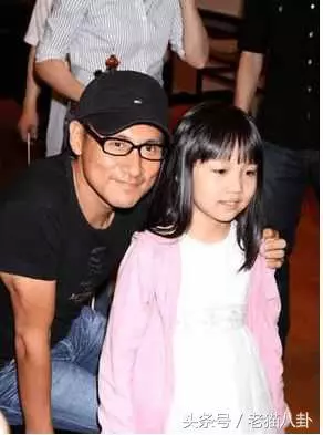張學友全家照曝光,妻子顏值不輸關之琳,如今女兒比媽媽還美!