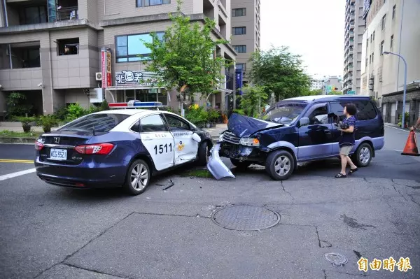 伸冤?警車被撞旋轉180度 恰巧是舞女跳樓身亡處