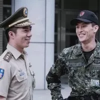 嚇人!IG美模仰泳拍照 遭鯊魚咬手拖入海中