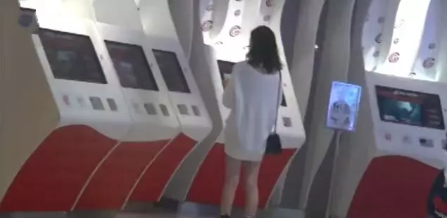 佘詩曼開百萬跑車出行,選購8千元電飯鍋,店鋪幫忙安排插隊結帳!