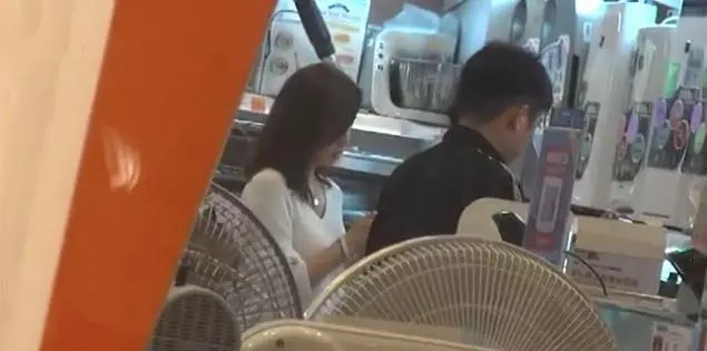佘詩曼開百萬跑車出行,選購8千元電飯鍋,店鋪幫忙安排插隊結帳!