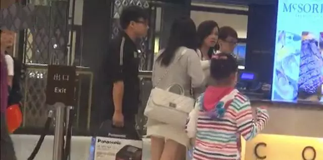佘詩曼開百萬跑車出行,選購8千元電飯鍋,店鋪幫忙安排插隊結帳!