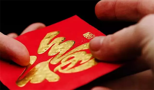 婆婆生日我給1千,嫂子笑我小氣,我看到她送的金首飾後笑了