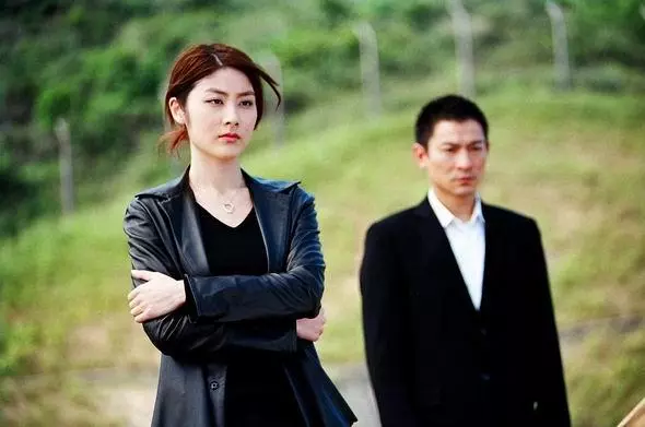 45歲陳慧琳近照,默默捐建50座學校,網友:不染塵埃的完美偶像!