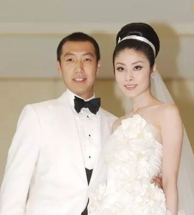 45歲陳慧琳近照,默默捐建50座學校,網友:不染塵埃的完美偶像!
