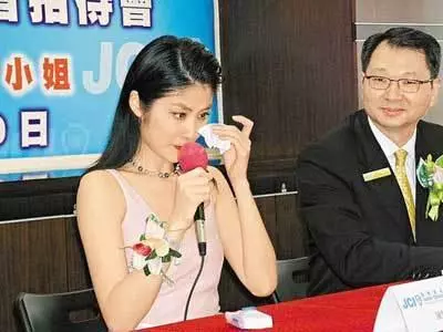 45歲陳慧琳近照,默默捐建50座學校,網友:不染塵埃的完美偶像!