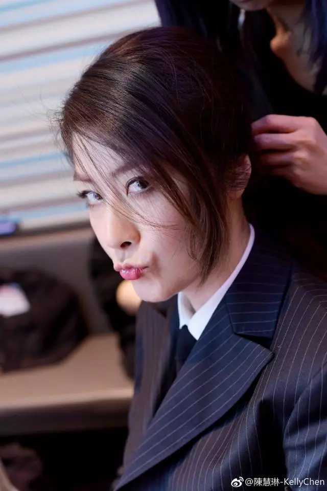 45歲陳慧琳近照,默默捐建50座學校,網友:不染塵埃的完美偶像!