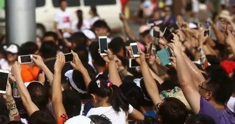 TVB女明星在路邊攤挑選衣服,一身休閒裝和素顏臉不會耍大牌!