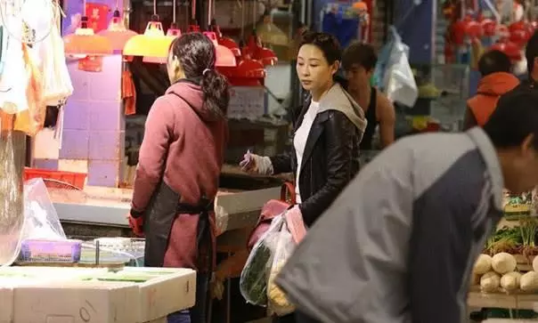 TVB女明星在路邊攤挑選衣服,一身休閒裝和素顏臉不會耍大牌!