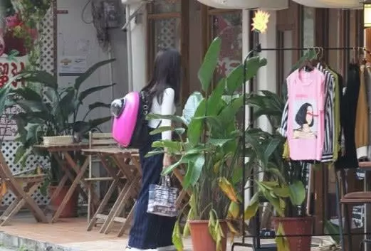 TVB女明星在路邊攤挑選衣服,一身休閒裝和素顏臉不會耍大牌!