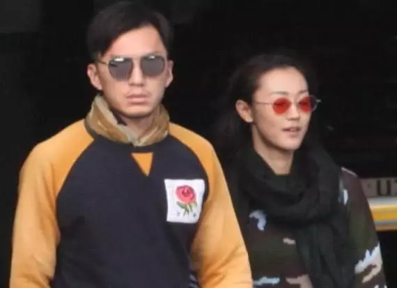 TVB女明星在路邊攤挑選衣服,一身休閒裝和素顏臉不會耍大牌!