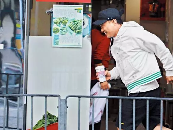 TVB女明星在路邊攤挑選衣服,一身休閒裝和素顏臉不會耍大牌!