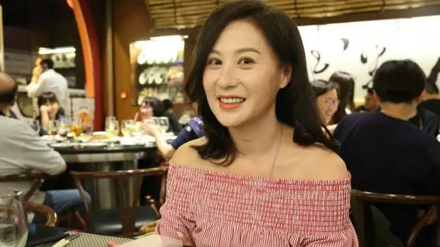 TVB女明星在路邊攤挑選衣服,一身休閒裝和素顏臉不會耍大牌!